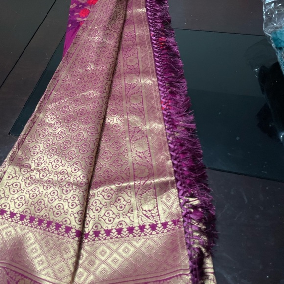 Vibrant purplish ready to wear saree  Blouse with Gold Accents - Picture 5 of 9